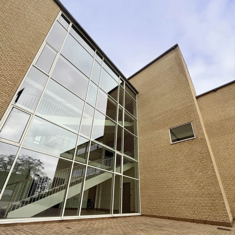 Glasfacade og gule mursten